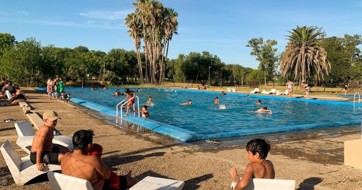 A solo 140 kilómetros de la Ciudad de Buenos Aires, el predio ofrece pileta de agua salada, camping, espacios verdes, gastronomía y beneficios especiales, con tarifas accesibles y servicios incluidos para toda la familia.